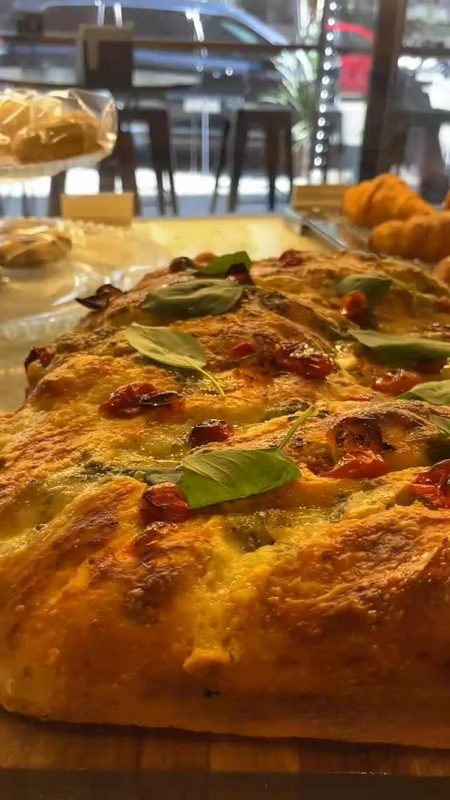 Focaccia artesanal da PANEGIORNO no balcão da padaria